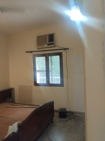 Room in 3 BHK Builder Floor at Sheikh Sarai – for Rent