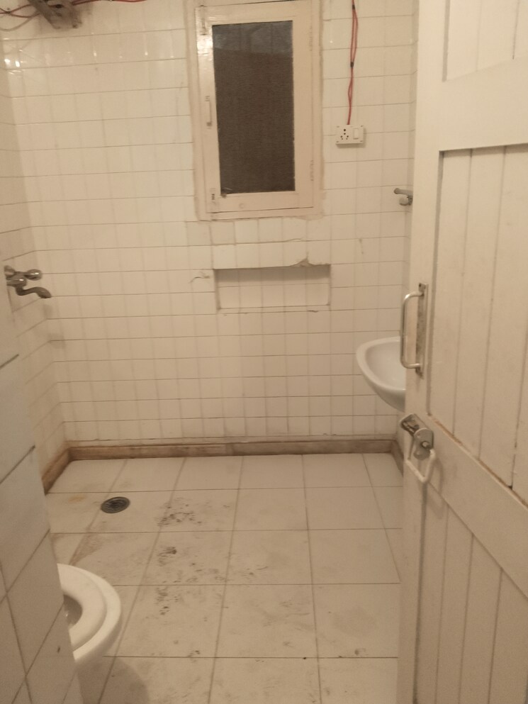 Bathroom, sheikh sarai 3 Bedroom 1200 Sq.Ft. Builder Floor In Sheikh Sarai Delhi 9085732