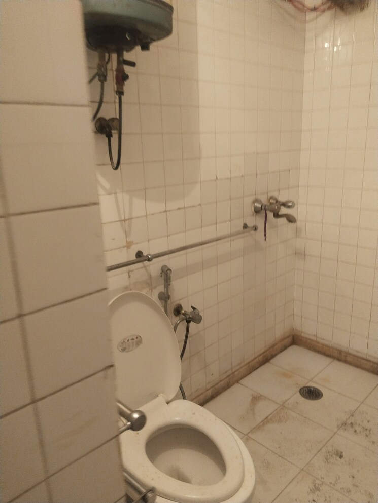 Bathroom, sheikh sarai 3 Bedroom 1200 Sq.Ft. Builder Floor In Sheikh Sarai Delhi 9085732