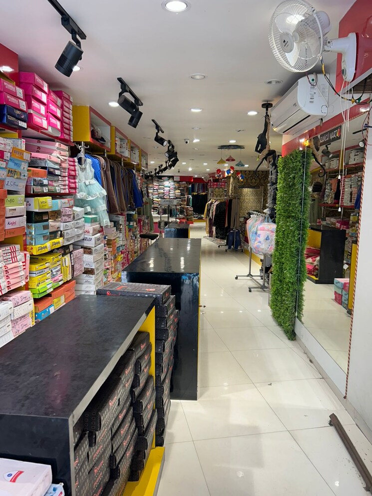 Balcony, main road Commercial Shop 3500 Sq.Ft. In Main Road Ranchi 9085725