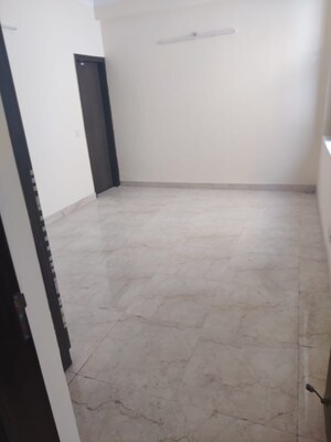 Room in 6+ BHK Independent House at Green Park Extension – for Rent