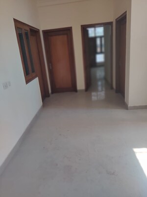 Room in 6+ BHK Independent House at Green Park Extension – for Rent