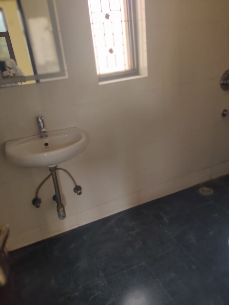Bathroom, green park extension 6+ Bedroom 400 Sq.Yd. Independent House In Green Park Extension Delhi 9085695