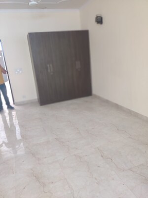 Room in 6+ BHK Independent House at Green Park Extension – for Rent