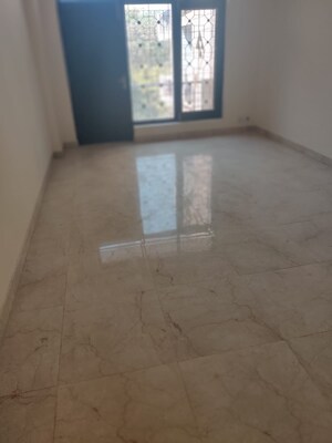 Room in 6+ BHK Independent House at Green Park Extension – for Rent