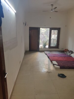 Room in 6+ BHK Independent House at Green Park Extension – for Rent
