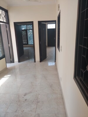 Room in 6+ BHK Independent House at Green Park Extension – for Rent