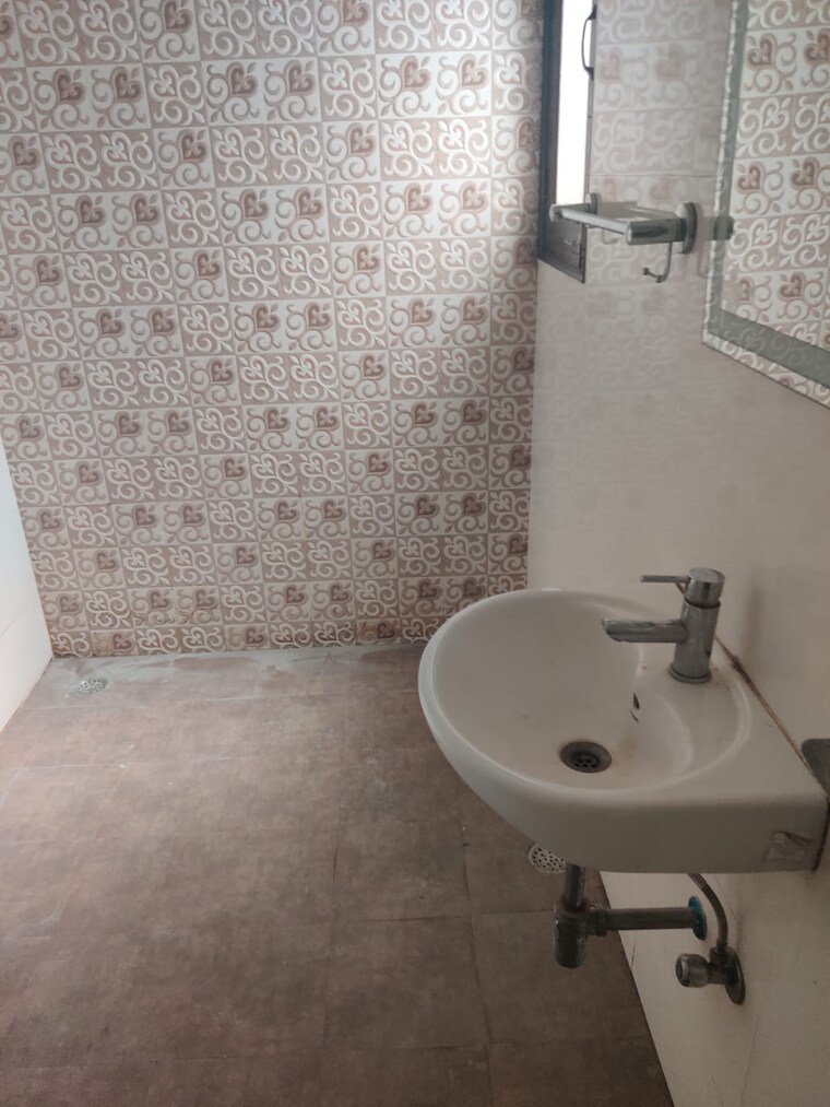 Bathroom, green park extension 6+ Bedroom 400 Sq.Yd. Independent House In Green Park Extension Delhi 9085695