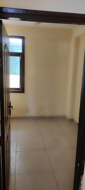 Room in 2.5 BHK Builder Floor at Kingwood Enclave, Wave City – for Rent