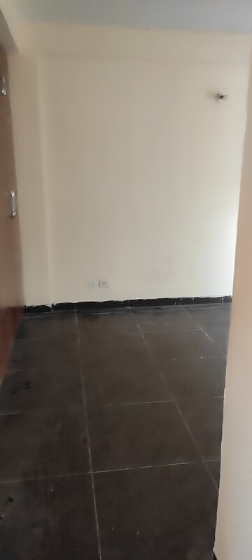 Room in 2.5 BHK Builder Floor at Kingwood Enclave, Wave City – for Rent