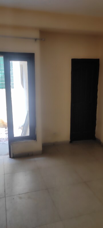 Furnished Amenities in 2.5 BHK Builder Floor at Kingwood Enclave, Wave City – for Rent