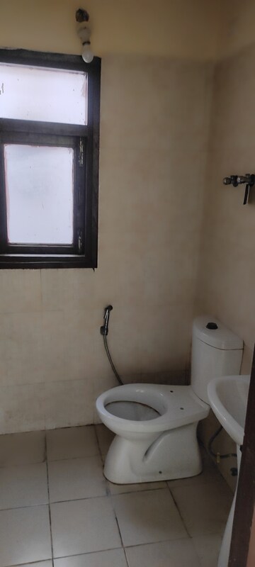 Furnished Amenities in 2.5 BHK Builder Floor at Kingwood Enclave, Wave City – for Rent