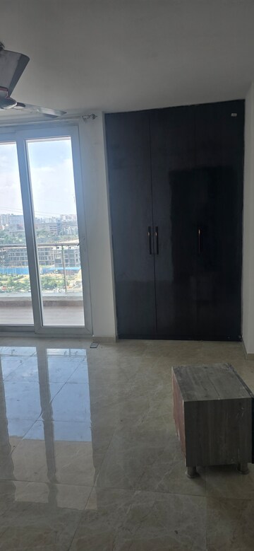 Room in 3 BHK Apartment at Omaxe Sun, Sector 79 – for Rent