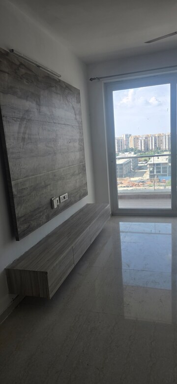 Room in 3 BHK Apartment at Omaxe Sun, Sector 79 – for Rent