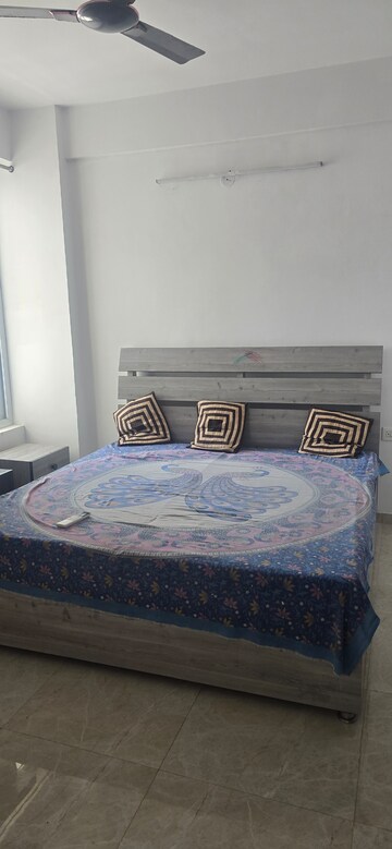 Room in 3 BHK Apartment at Omaxe Sun, Sector 79 – for Rent