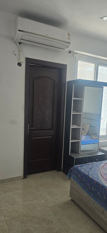 Room in 3 BHK Apartment at Omaxe Sun, Sector 79 – for Rent