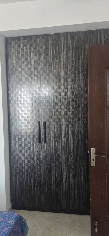 Room in 3 BHK Apartment at Omaxe Sun, Sector 79 – for Rent