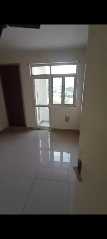Room in 3 BHK Apartment at Wave Executive Floors, Wave City – for Rent