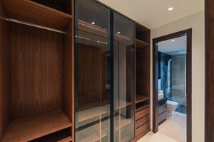 Room in 2 BHK Apartment at Kalpataru Magnus, Bandra East – for Sale