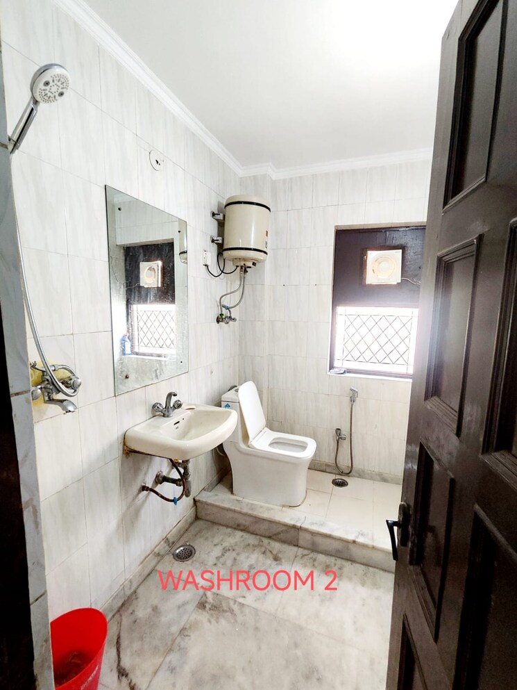 Bathroom, dlf-gateway-tower 3 Bedroom 300 Sq.Ft. Builder Floor In Dlf Phase ii Gurgaon 9086280