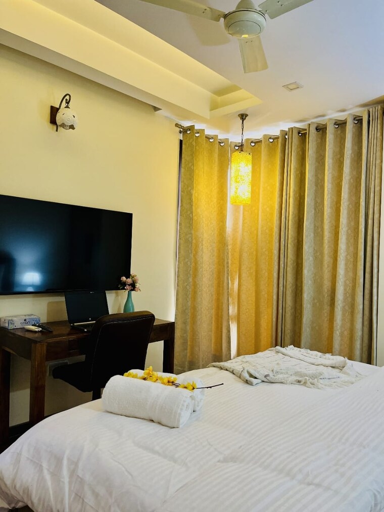 Bedroom, defence colony 6+ Bedroom 217 Sq.Yd. Builder Floor In Defence Colony Delhi 9086376