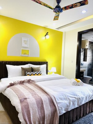 Bedroom in 6+ BHK Builder Floor at Defence Colony – for Sale