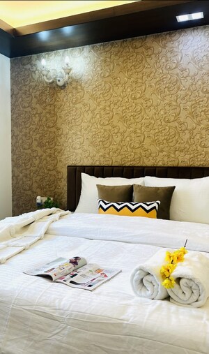 Bedroom in 6+ BHK Builder Floor at Defence Colony – for Sale