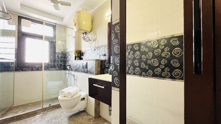 Bathroom, defence colony 6+ Bedroom 217 Sq.Yd. Builder Floor In Defence Colony Delhi 9086376