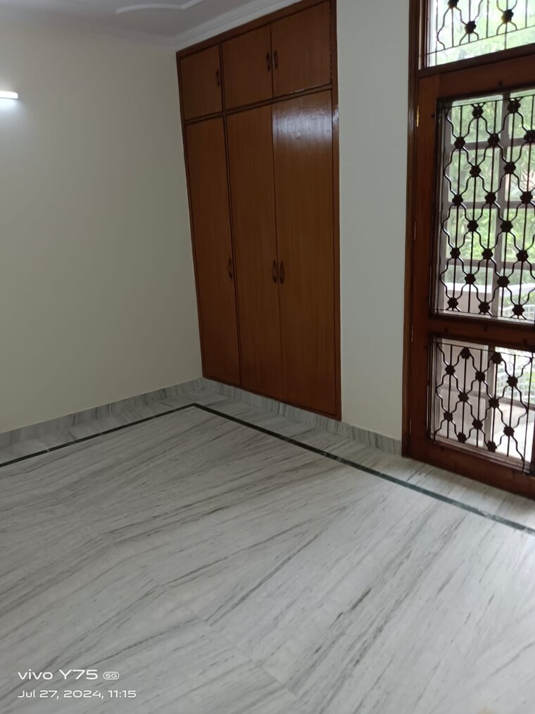 Room, greater kailash ii 3 Bedroom 250 Sq.Yd. Builder Floor In Greater Kailash ii Delhi 9086424