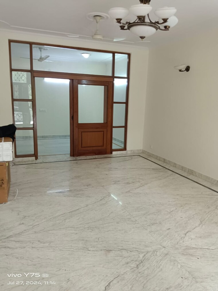 Room, greater kailash ii 3 Bedroom 250 Sq.Yd. Builder Floor In Greater Kailash ii Delhi 9086424