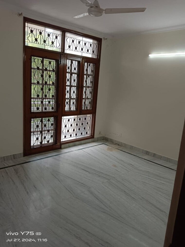 Room, greater kailash ii 3 Bedroom 250 Sq.Yd. Builder Floor In Greater Kailash ii Delhi 9086424