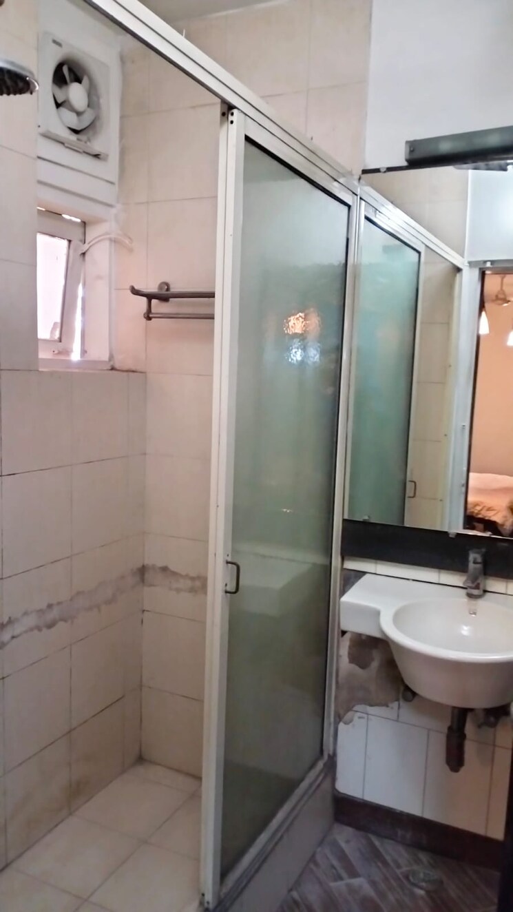 Bathroom, greater kailash ii 4 Bedroom 315 Sq.Yd. Builder Floor In Greater Kailash ii Delhi 9086462