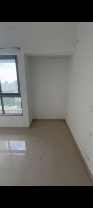 Room in 2 BHK Apartment at Kalpataru Immensa, Kolshet Road – for Rent