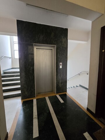 Lift in 3 BHK Apartment at Indiranagar – for Rent