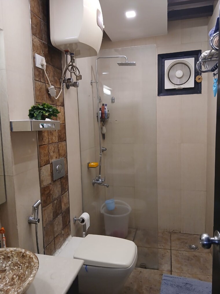 Bathroom, green park 3 Bedroom 200 Sq.Yd. Builder Floor In Green Park Delhi 9086648