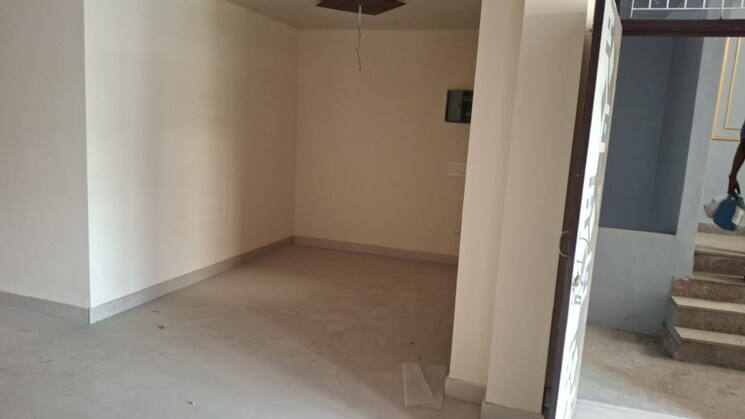 Room, sector 11 5 Bedroom 112 Sq.Mt. Independent House In Sector 11 Noida 9086656