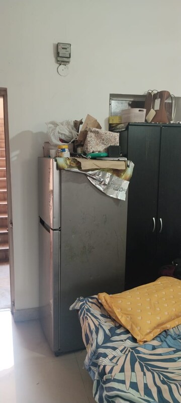Furnished Amenities in 1 RK Apartment at Mansarovar Apartments Noida, Sector 61 – for Rent