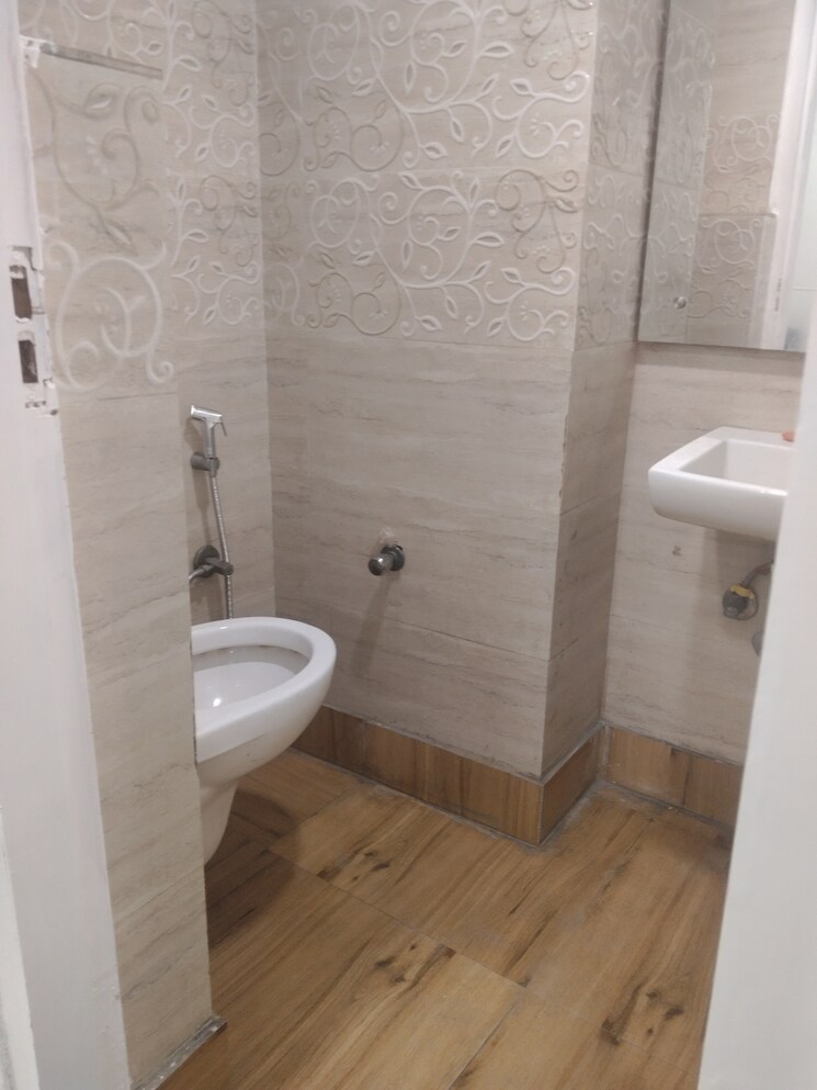 Bathroom, netaji subhash place Commercial Office Space 1134 Sq.Ft. In Netaji Subhash Place Delhi 9086736