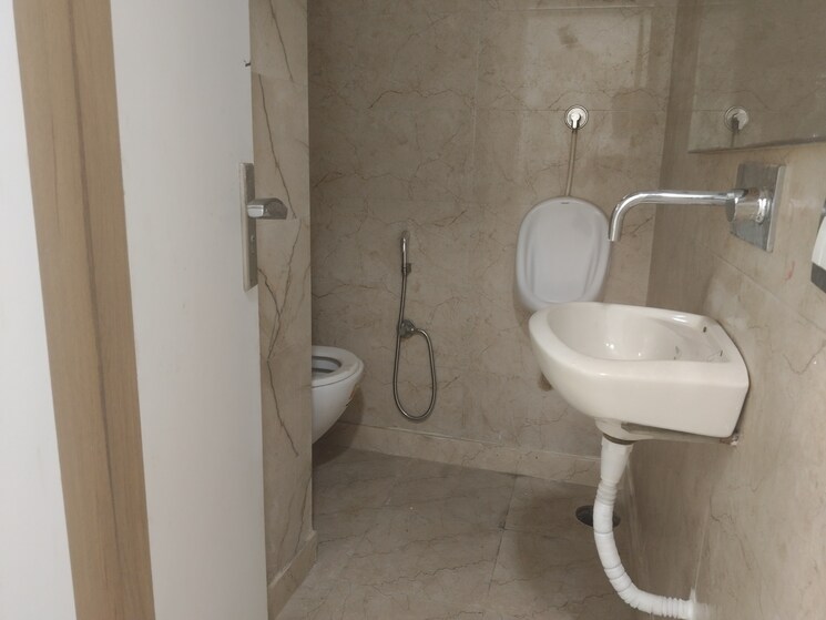 Bathroom, bestfield Commercial Office Space 1559 Sq.Ft. In Netaji Subhash Place Delhi 9086760