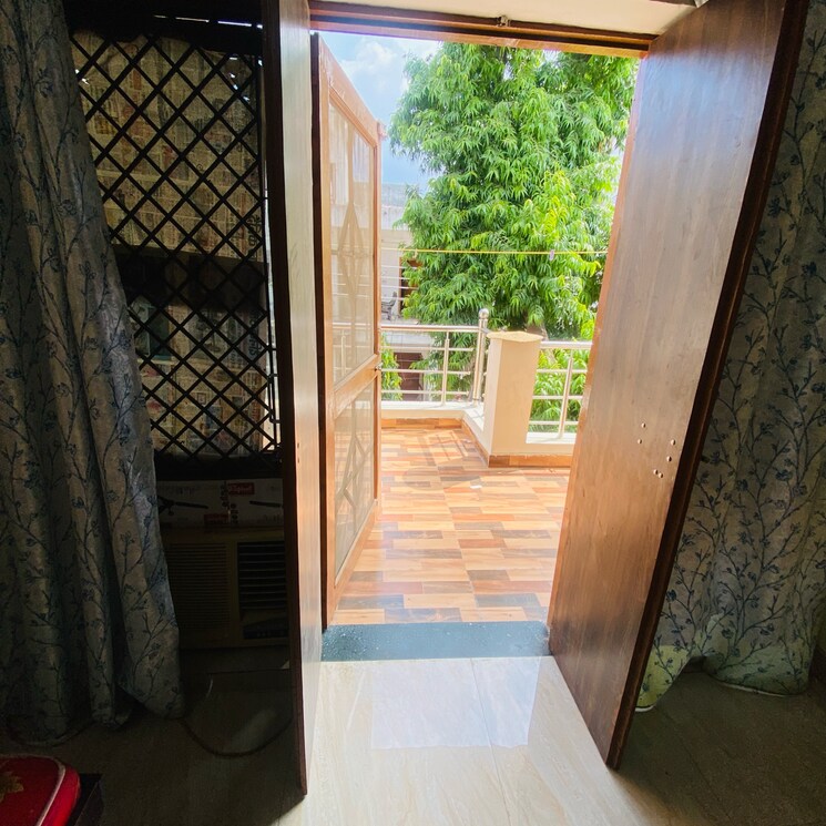 Balcony, vineet khand Pg For Girls In Vineet Khand 9086781