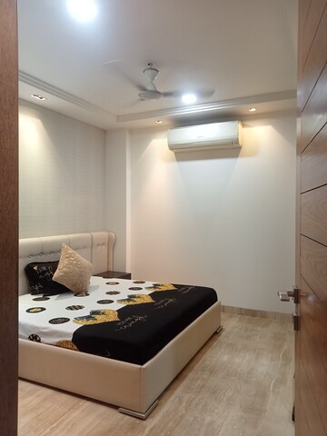 Room in 3 BHK Builder Floor at Vivek Vihar – for Rent