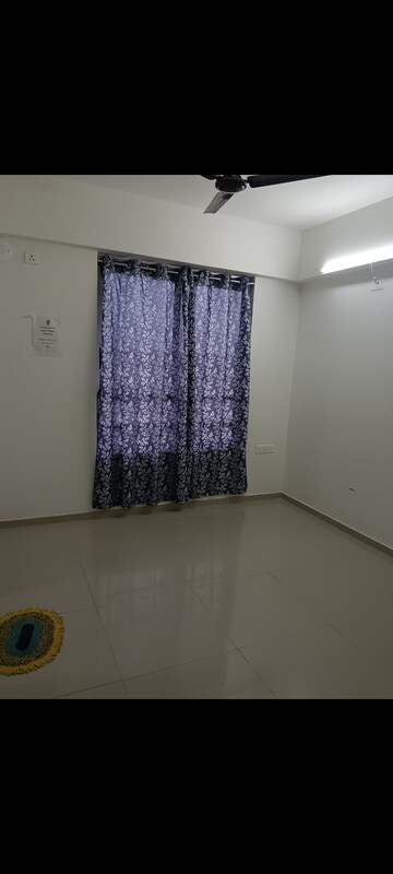 Room in 3 BHK Apartment at Goyal Orchid Valley, Shela – for Rent