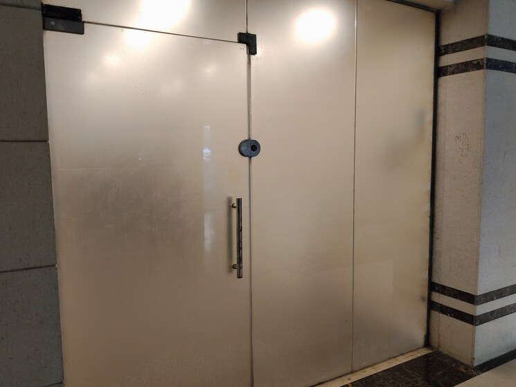 Room, netaji subhash place Commercial Office Space 324 Sq.Ft. In Netaji Subhash Place Delhi 9086862