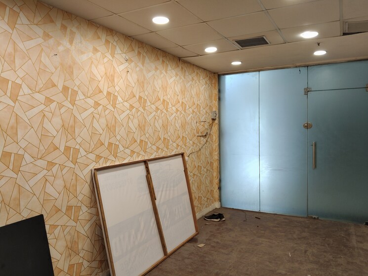 Room, netaji subhash place Commercial Office Space 324 Sq.Ft. In Netaji Subhash Place Delhi 9086862