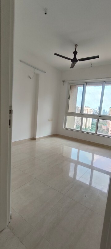 Room in 2.5 BHK Apartment at Hiranandani Meadows, Manpada – for Rent