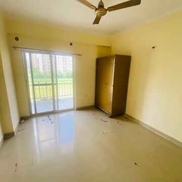 Room in 2 BHK Apartment at Gardenia Golf City, Noida Central – for Rent