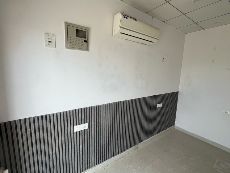 Team Area, puri-81-business-hub Commercial Office Space 200 Sq.Ft. In Sector 81 Faridabad 9086970