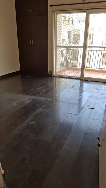 Room in 3 BHK Apartment at Antriksh Golf View, Sector 78 – for Rent