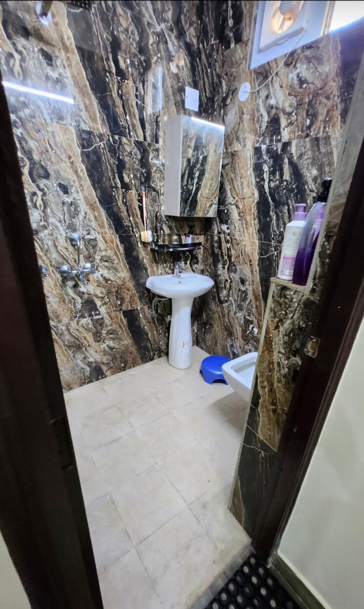 undefined, freedom fighters enclave 2 Bedroom 1800 Sq.Ft. Builder Floor In Freedom Fighters Enclave Delhi 9087014