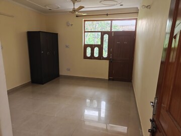 Room in 3 BHK Builder Floor at Palam Vihar – for Rent